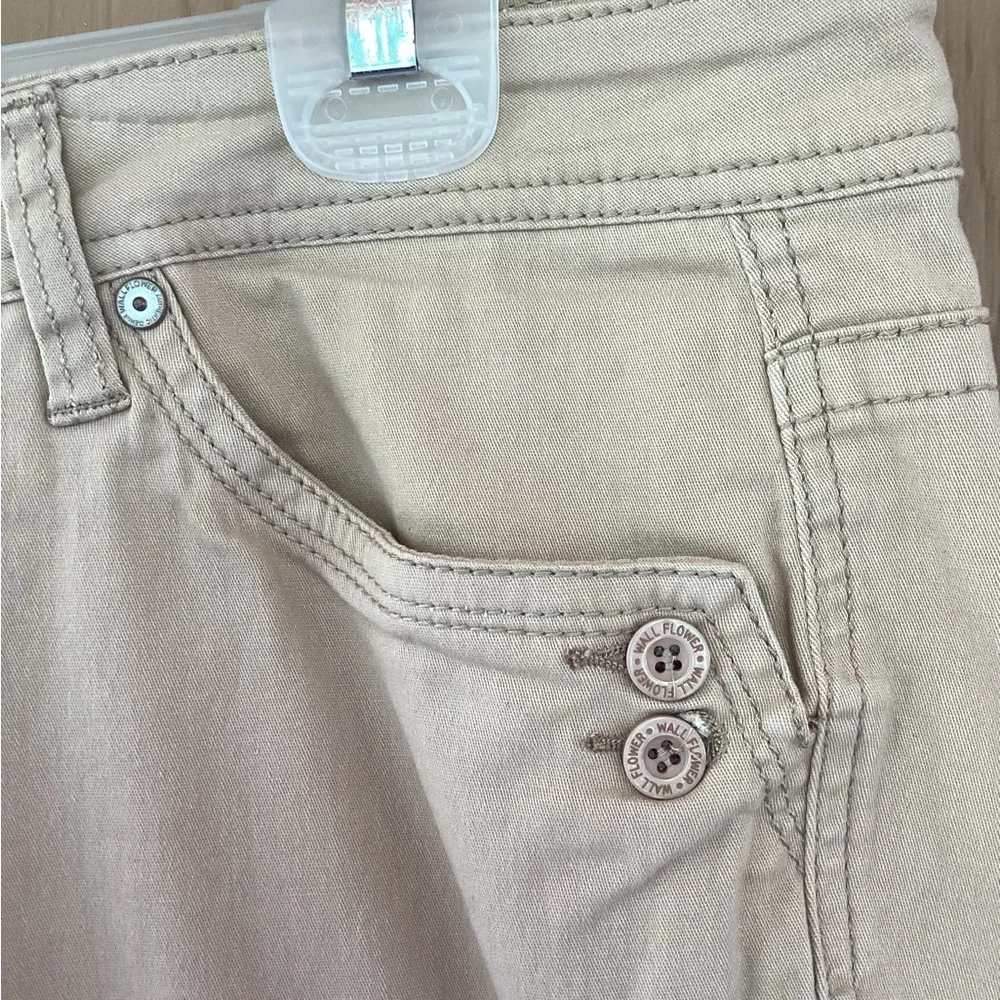 Wallflower Shorts Tan Beige Folded Hem 5 Pocket Zipper Logo Buttons 16